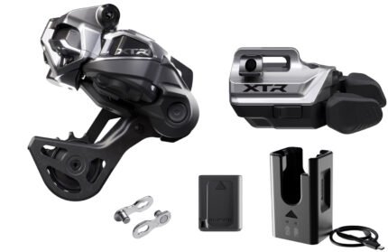 Shimano XTR Di2 M9250-GS 12 vitesses : kit upgrade électronique VTT avec I-Spec EV offrant précision, rapidité et performances haut de gamme.