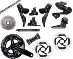 Découvrez le Shimano DURA ACE Di2 R9270, groupe route électronique 2x12 vitesses avec freins à disque hydrauliques pour des performances de haut niveau.